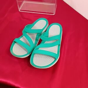 Crocs Swiftwater Teal Flip-Flops Women’s Size 7 Shoes Beach Sandals